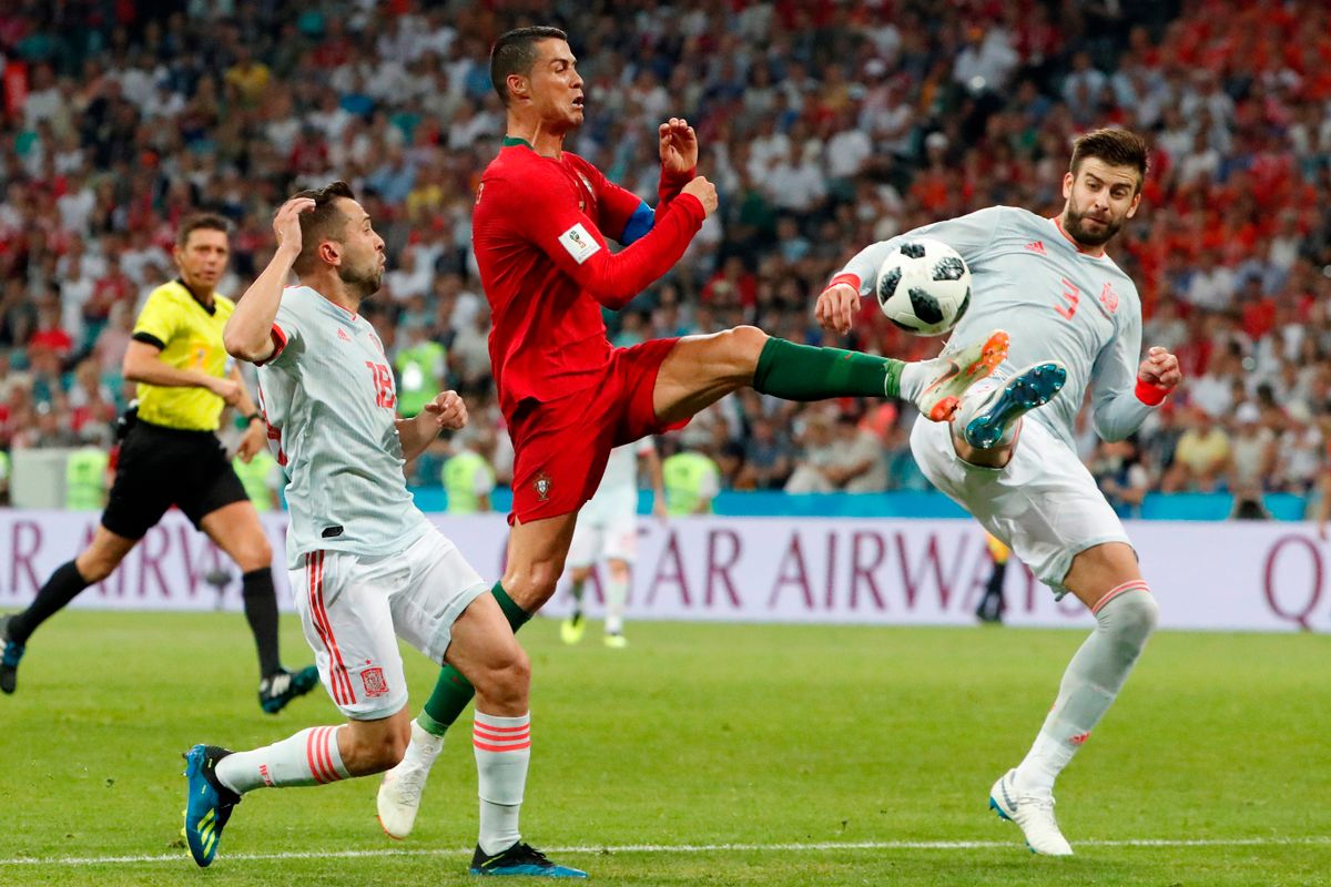 A válogatottban a legnagyobb világsztárok, így Cristiano Ronaldo is "behódolt" Piqué előtt Fotó: MTI/EPA/Javier Etxezarreta