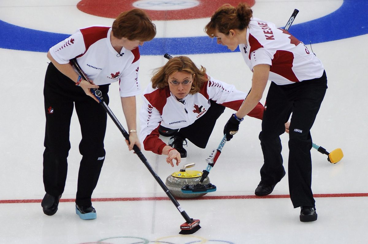 A kanadai Glenys BAKKER, Shannon KLEIBRINK és Christine KESHEN (b-j) a torinói téli olimpia női curlingtornájában játszott Kanada-Norvégia mérkőzésén 2006. február 23-án. Fotó: MTI/EPA/Patrick Hattori