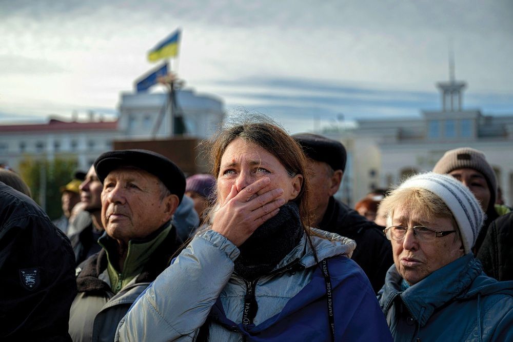 Herszoni nő hallgatja Volodimir Zelenszkij elnök beszédét