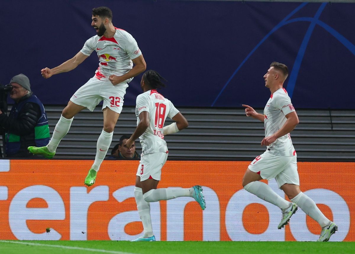 Josko Gvardiol a levegőben, a labda a Real hálójában - vezet az RB Leipzig! Fotó: MTI/EPA Martin Divisek 