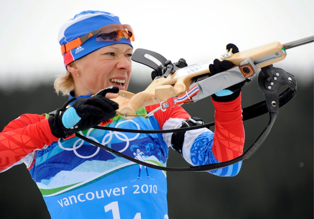 Az orosz Olga Zajceva lő a vancouveri téli olimpia 4x6 km-es női váltójában. Fotó: MTI/EPA/John Mabanglo