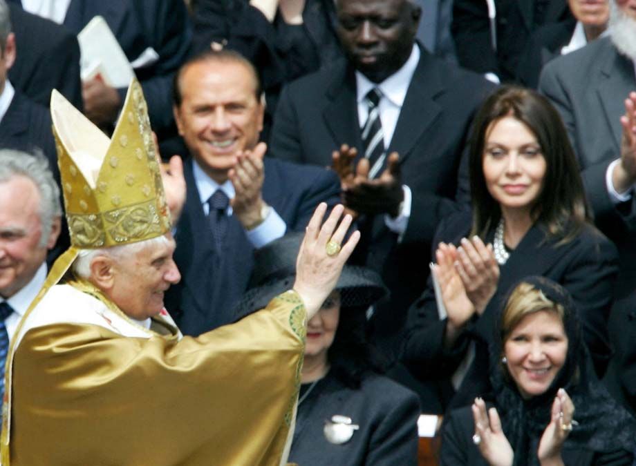 XVI. Benedek 2005-ben az első pápai miséje után, háttérben Silvio Berlusconi olasz miniszterelnökkel <br> Fotó: AFP / VINCENZO PINTO