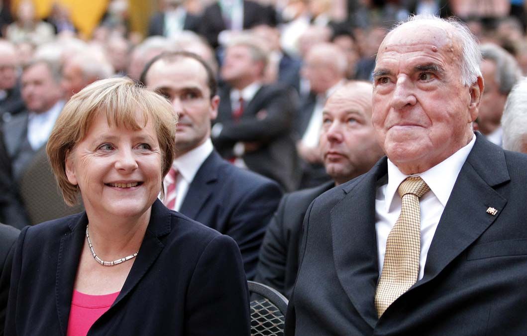 Mellette az utódja – Angela Merkel és Helmut Kohl (2012) <br> Fotó: REUTERS / Fabrizio Bensch