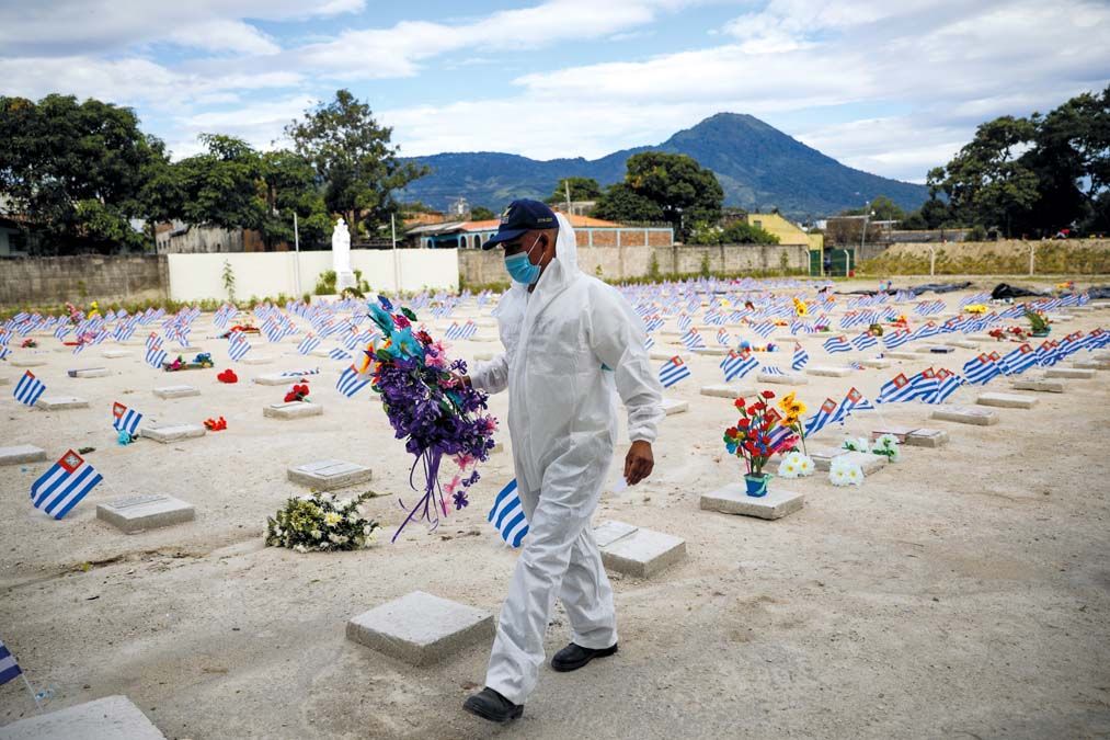 Koronavírus-áldozatok temetője Salvadorban november 2-án. <br> Fotó: Reuters / Jose Cabezas