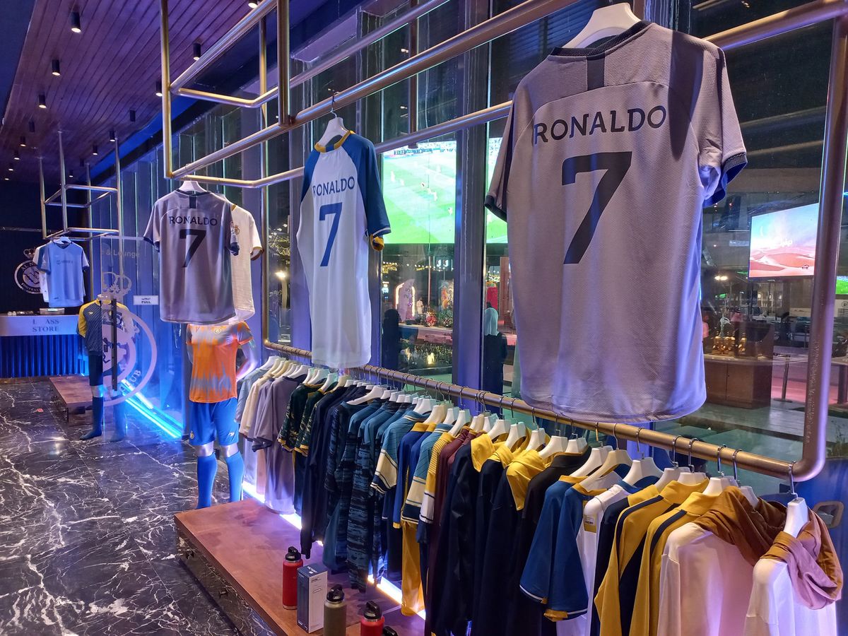 Klubja ajándékboltjában Ronaldo az úr (A szerző felvétele)