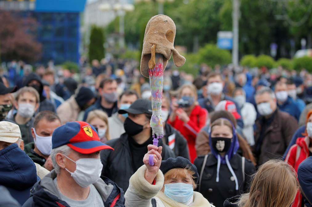 Ellenzéki tüntetők  a papucsforradalom jegyében.<br>Fotó: REUTERS / Vasily Fedosenko