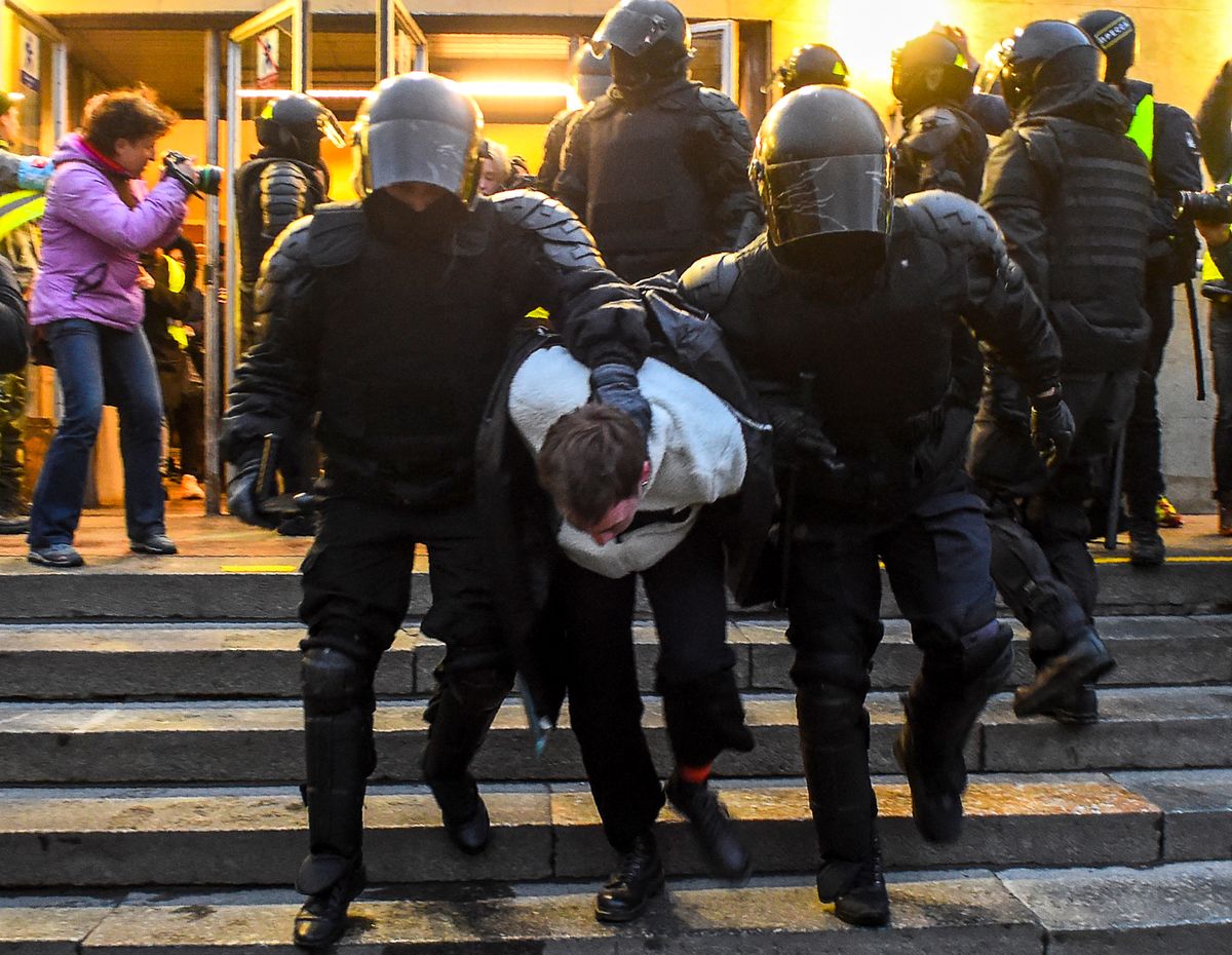 Rendőrök visznek el demonstráló fiatalokat az Alekszej Navalnij melletti szimpátiatüntetésen Szentpéterváron 2021. április 21-én  (forrás: Olga MALTSEVA / AFP)