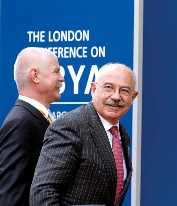 Martonyi János külügyminiszter a Líbiáról rendezett nemzetközi értekezletre érkezik Csák János nagykövettel a londoni Lancaster-házhoz 2011-ben. <br> Fotó: MTI / EPA / Kerim Okten