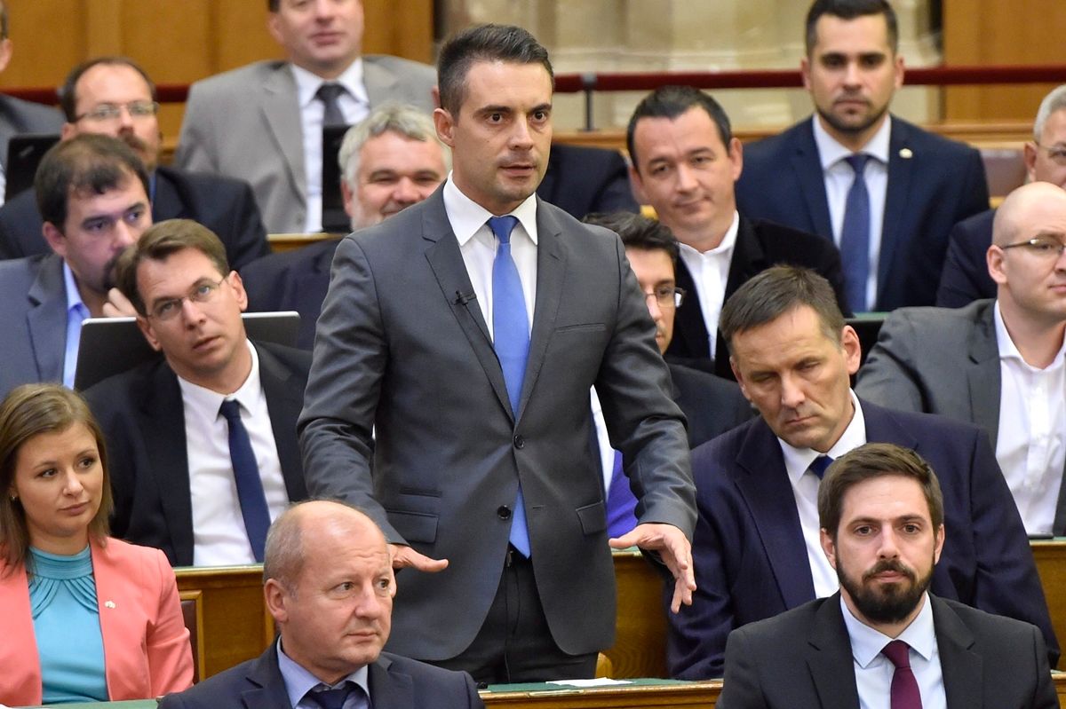 A még Vona Gábor vezette Jobbik a Parlamentben. Dúró, Mirkóczki, Szávay Volner, Apáti, és a volt elnök azóta mind távoztak a pártból(Kép: MTI/Máthé Zoltán)