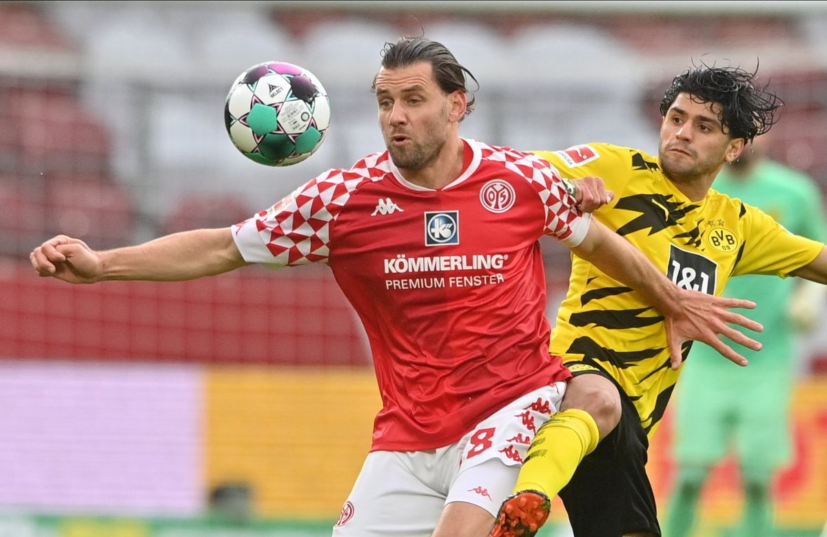 Szalai Ádám, az FSV Mainz 05 (b) és Mahmoud Dahoud, a Borussia Dortmund játékosa a 2021. május 16-i mérkőzésen Mainzban. Fotó: MTI/EPA pool/Sascha Steinbach