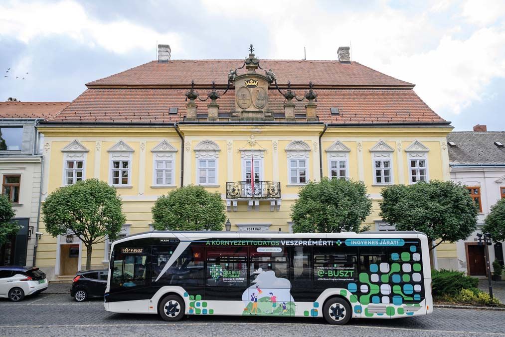 A tesztüzem keretében kipróbálható elektromos autóbusz a veszprémi Óváros téren október 12-én. <br> Fotó: MTI / Vasvári Tamás