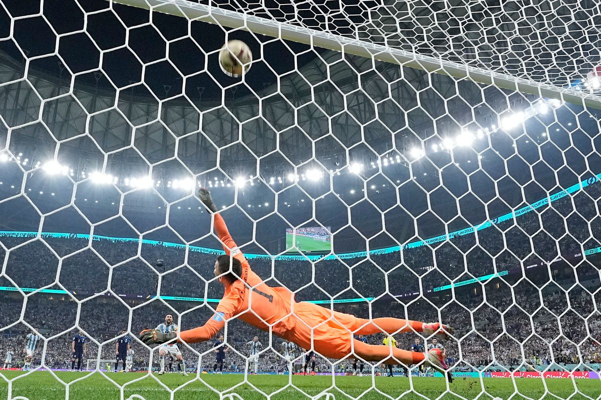 Az argentin Lionel Messi büntetőrúgásból gólt szerez a katari labdarúgó-világbajnokság Horvátország-Argentína elődöntő mérkőzésen. Fotó: MTI/AP/Martin Meissner