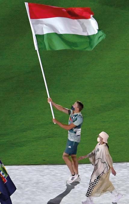 Kopasz Bálint, a kajak egyesek  1000 méteres versenyének olimpiai bajnoka viszi a magyar zászlót  a záróünnepségen a tokiói Nemzeti Stadionban. <br> Fotó: MTI / Czeglédi Zsolt