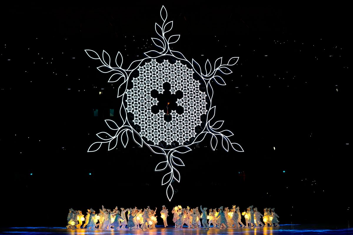 Táncosok a 2022-es pekingi téli olimpia záróünnepségén. Fotó: MTI/AP/Jae C. Hong