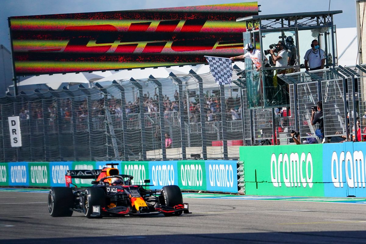 Max Verstappen, a Red Bull holland versenyzője megnyeri a Forma-1-es autós gyorsasági világbajnokság austini futamát, az Egyesült Államok Nagydíját a Circuit of The Americas versenypályán 2021. október 24-én. MTI/EPA/Shawn Thew