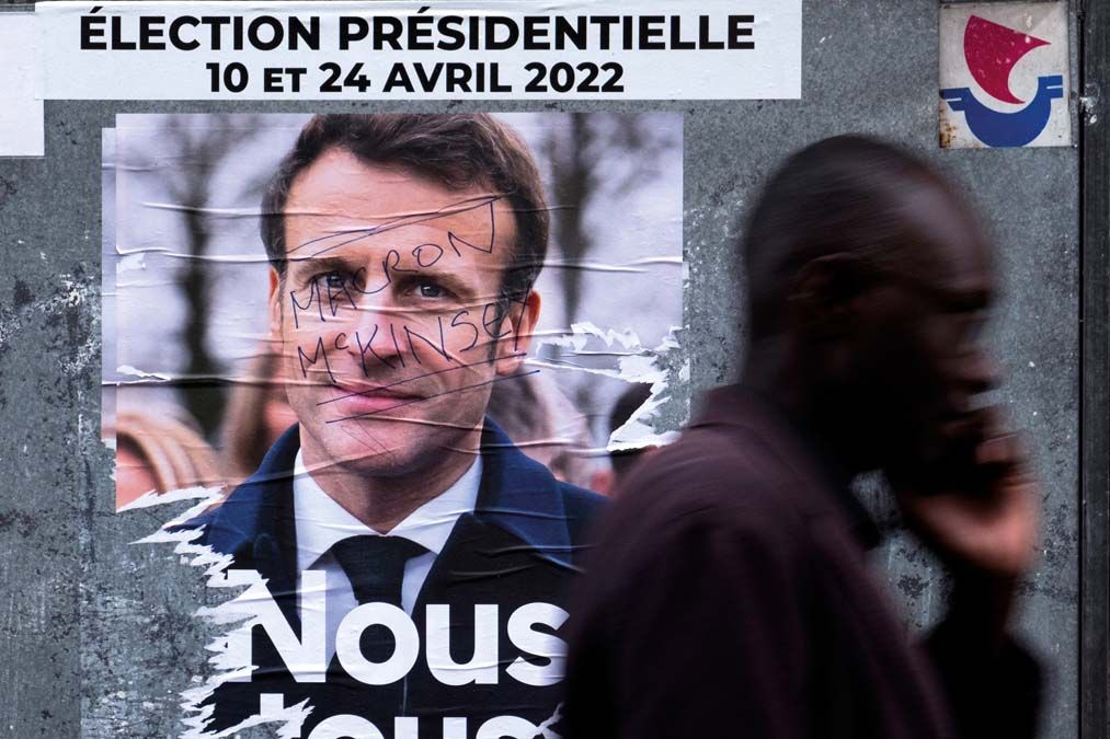 „Macron, McKinsey” firka egy tavaszi választási plakáton: népszerűtlen az elnök technokrata előélete <br> Fotó: AFP / Joel Saget