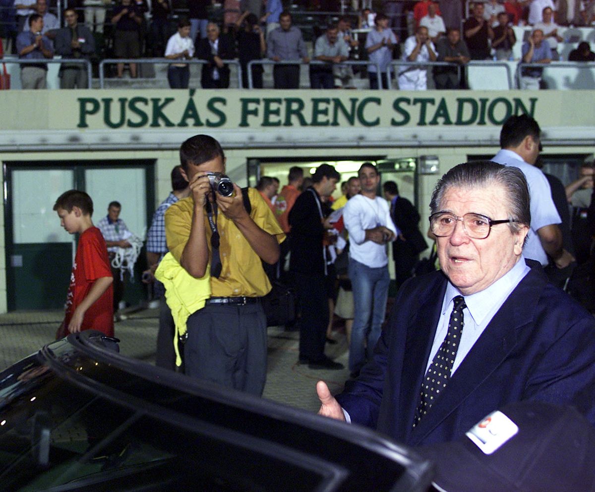Az est fénypontja a Puskás Ferenc Stadionban: Puskás Ferenc autókázása Fotó: MTI/Illyés Tibor