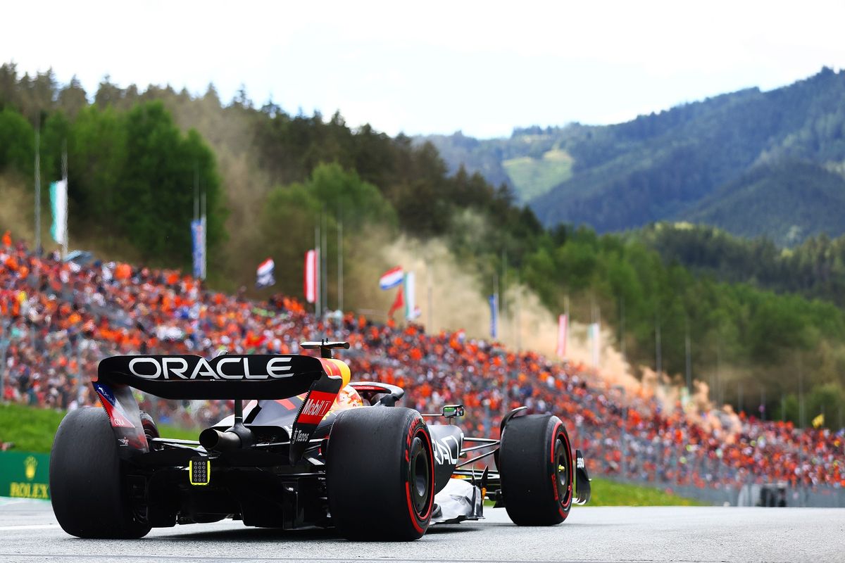 Max Verstappen, úton a győzelem felé. Fotó: Clive Rose / Getty Images / Red Bull Content Pool