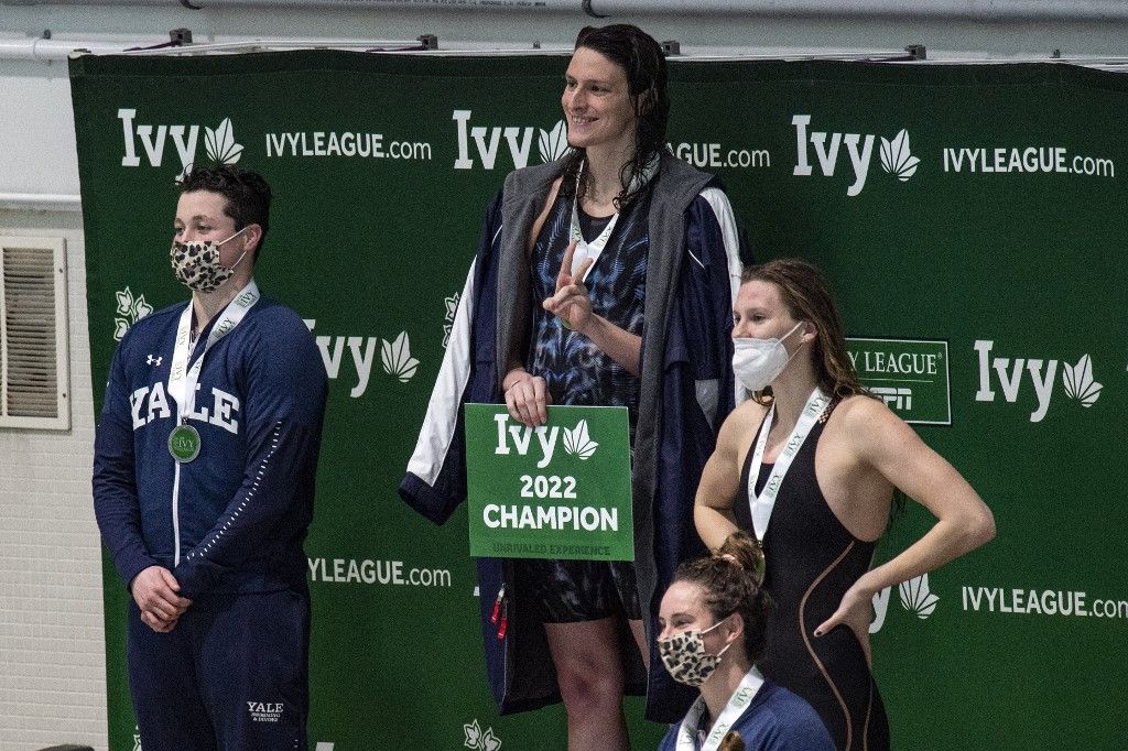 A képen: A dobogó tetején a 100 yardos gyorson a győztes transzgender nő Lia Thomas, a második helyen pedig a transzgender férfi Iszac Henig az amerikai női egyetemi úszóbajnokság Ivy-liga versenyében. Fotó: Joseph Prezioso / AFP