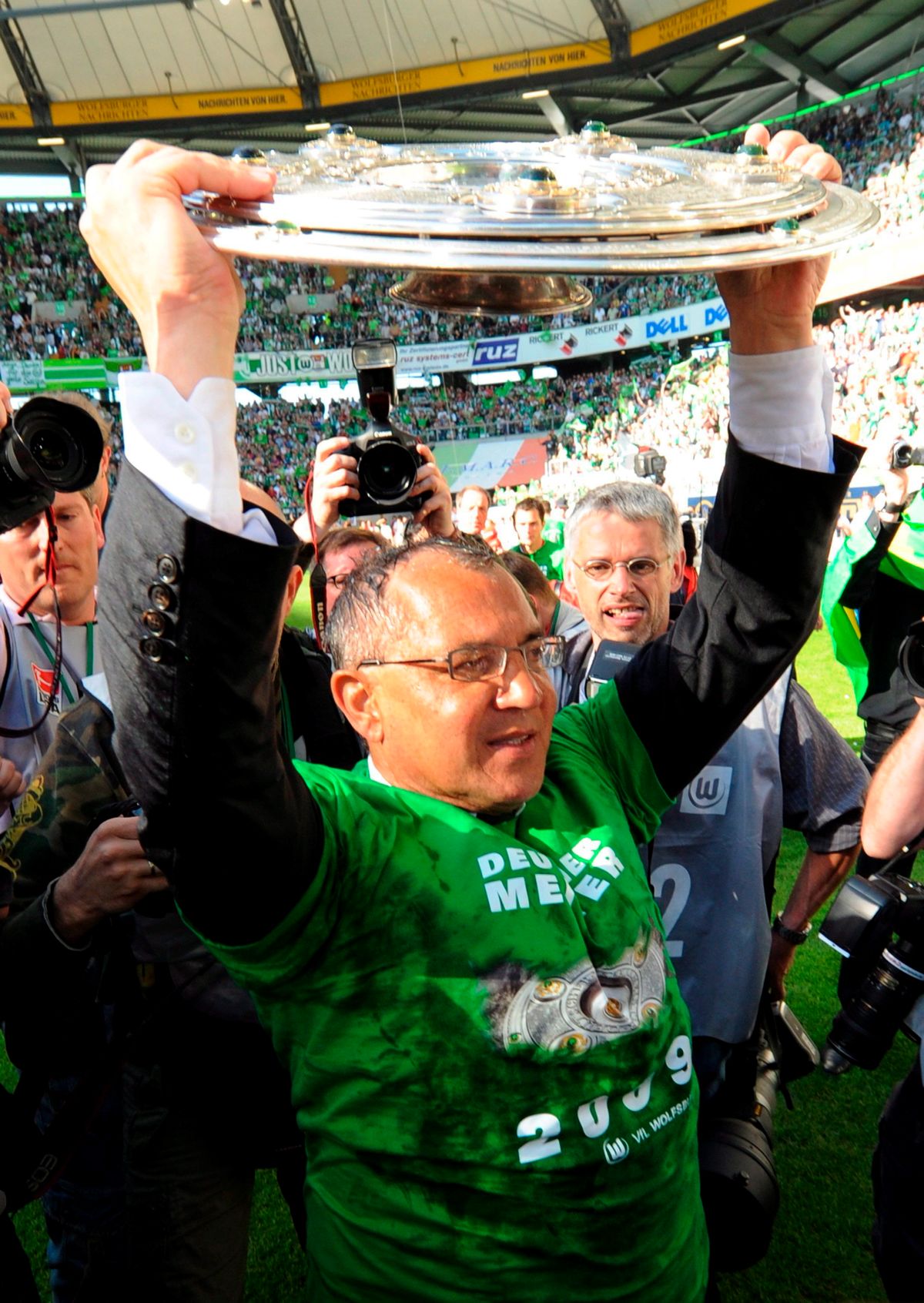 Felix Magath, a VfL Wolsburg edzője ünnepel a bajnoki trófeával, miután a csapat megnyerte a német labdarúgó-bajnokságot 2009. május 23-án. A 2008/09-es idény zárófordulójában a Wolsburg 5-1-re nyert a vendég Werder Bremen ellen. Fotó: MTI/EPA/EPA/Marcus Brandt