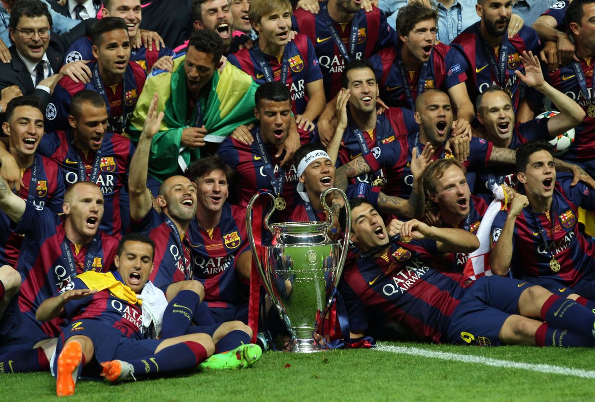 A képen: A spanyol FC Barcelona játékosai ünnepelnek a trófeával a Bajnokok Ligája Juventus-Barcelona döntője után a berlini Olimpiai Stadionban 2015. június 6-án. Az FC Barcelona 3-1-re győzött. Fotó: MTI/EPA/Ina Fassbender