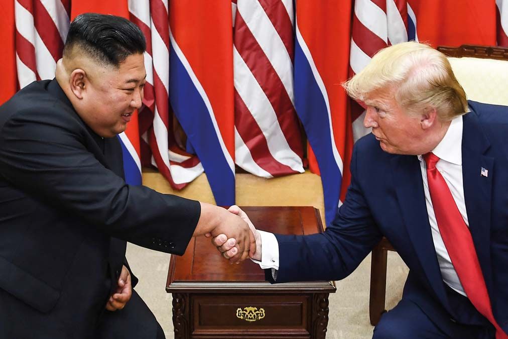 Kim Dzsongun észak-koreai vezető és Donald Trump 2019. június 30-án <br> Fotó: AFP / Brendan Smialowski 