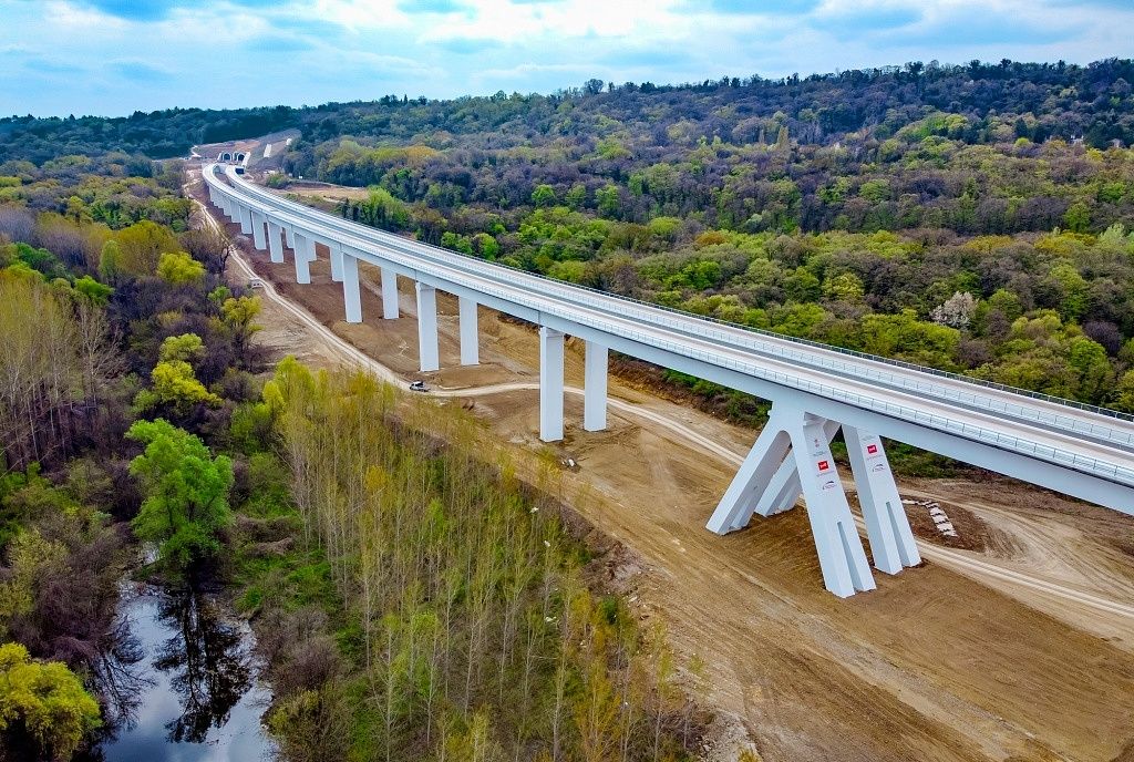 Nem aprózza el az orosz vasút Szerbiában: a Belgrád–Újvidék-szakaszon ilyen látványos viaduktot építettek a Duna ártere fölé. Nem volt olcsó... Fotó: RZD International