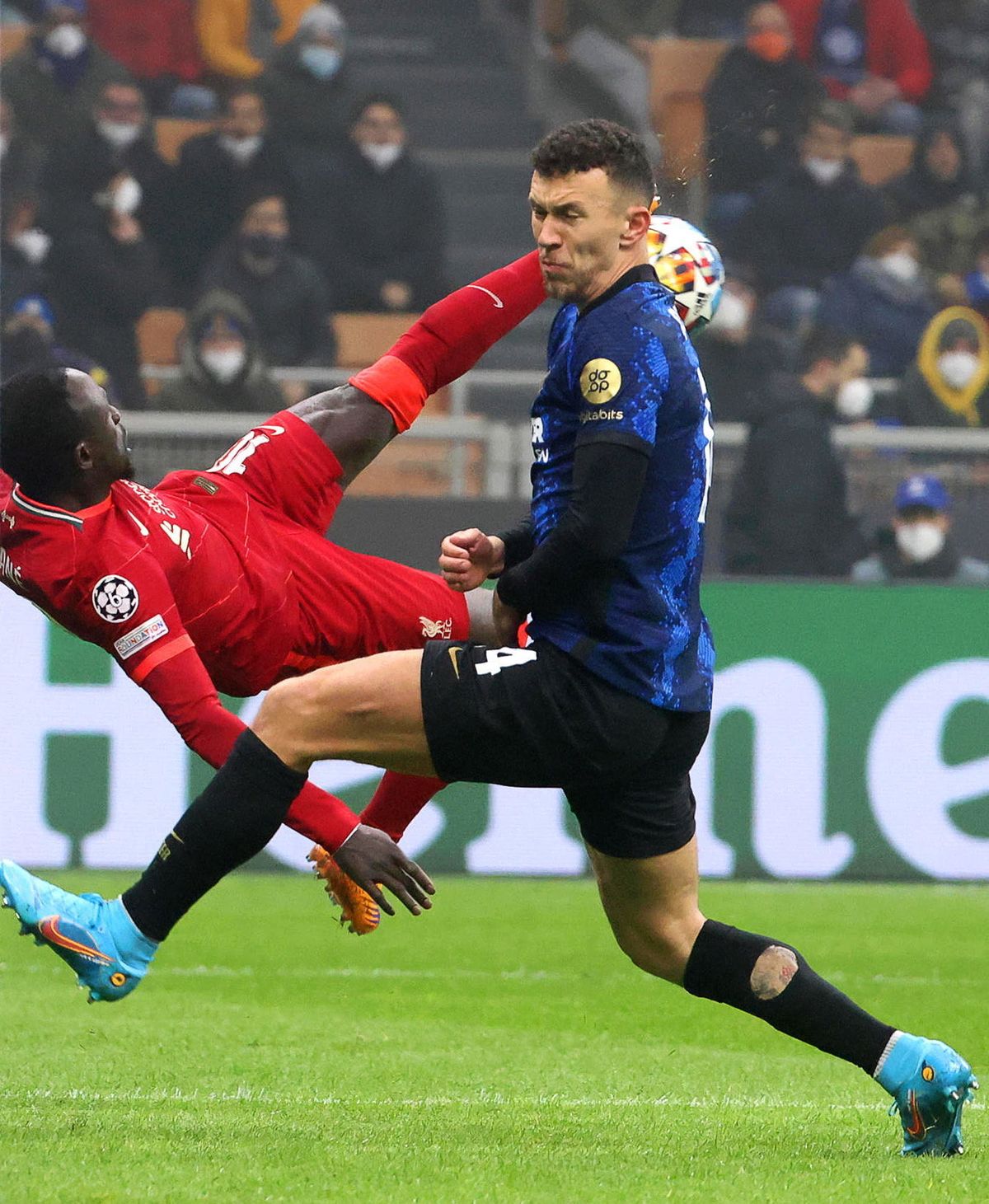 Ivan Perisic (j), az Internazionale és Sadio Mane, a Liverpool játékosa (k) a labdarúgó Bajnokok Ligája nyolcaddöntőjében játszott mérkőzésen Milánóban 2022. február 16-án. Fotó: MTI/EPA/ANSA/Matteo Bazzi