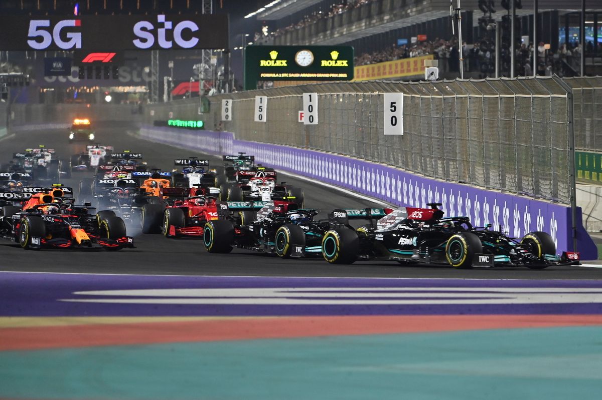 A későbbi győztes Lewis Hamilton, a Mercedes brit versenyzője (jobbra) vezeti a mezőnyt a Forma-1-es autós gyorsasági világbajnokság első alkalommal megrendezett Szaúdi Nagydíjának rajtja után a dzsiddai utcai versenypályán 2021. december 5-én. MTI/EPA