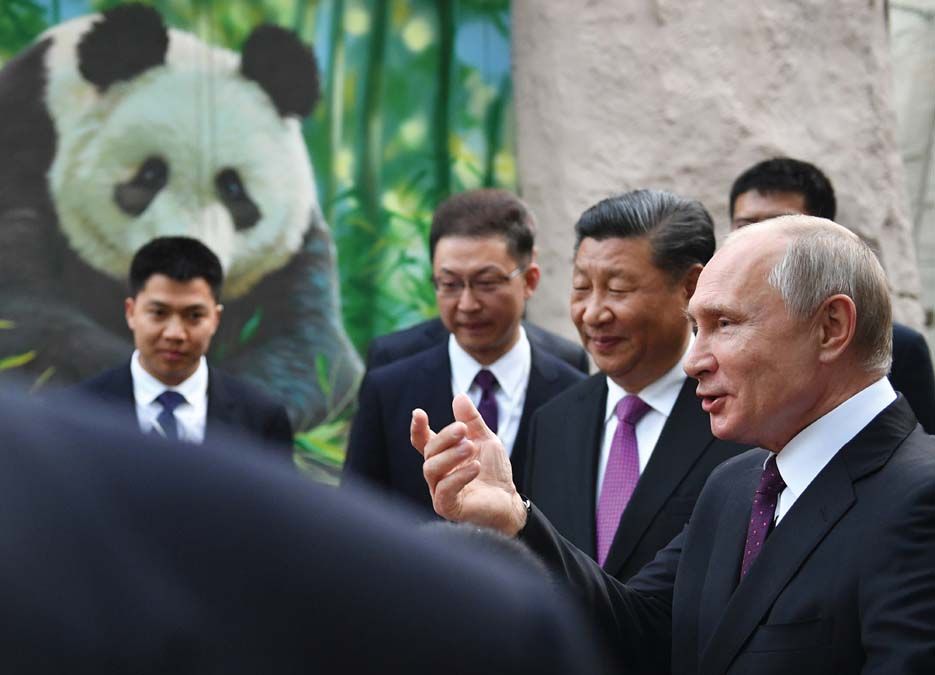 Hszi Csin-ping és Vlagyimir Putyin két kínai óriáspanda átadásán a moszkvai állatkertben. <br> Fotó: MTI / EPA / Szputnyik / Alekszandr Vilf