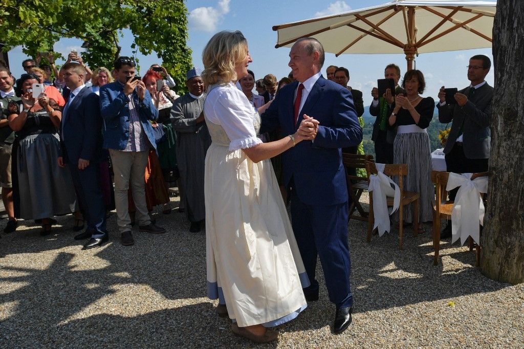 Vlagyimir Putyin Karin Kneissllel keringőzik az egykori miniszter esküvőjén. Fotó: ALEXEI DRUZHININ / SPUTNIK / AFP