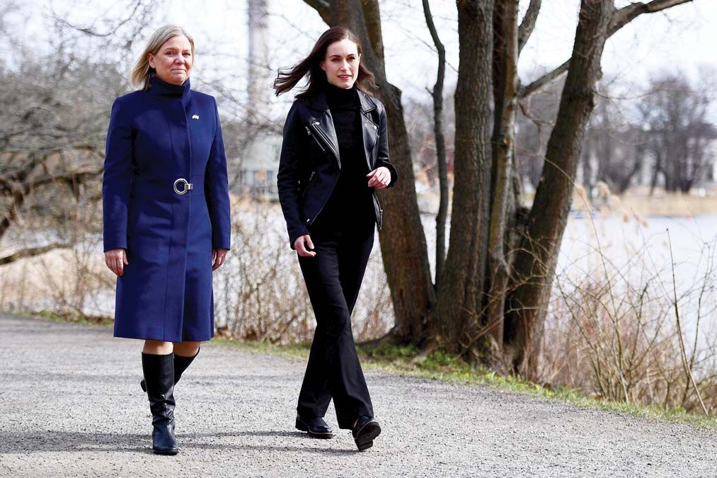 A NATO felé. Magdalena Andersson svéd és Sanna Marin finn kormányfő április 13-án Stockholmban <br> Fotó: Paul Wennerholm / TT News Agency