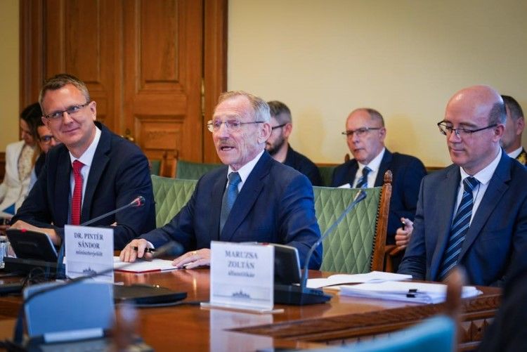 Pintér Sándor (középen), Rétvári Bence (balra) és Maruzsa Zoltán (jobbra) az Országházban. Forrás: Facebook