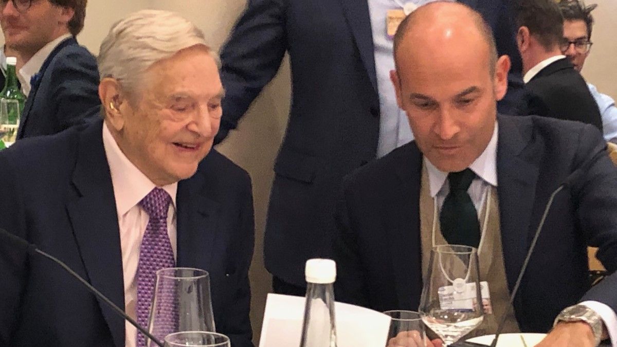 Daniel Sachs és Soros György egy asztalnál (Forrás: Twitter)