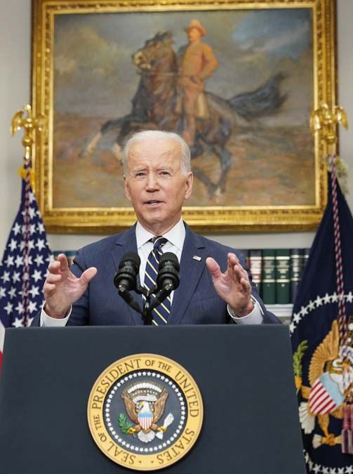 Joe Biden elnök az Egyesült Államokat a világpolitika színpadára vezető Theodore Roosevelt portréja előtt március 11-én. <br> Fotó: AFP / Mandel Ngan  