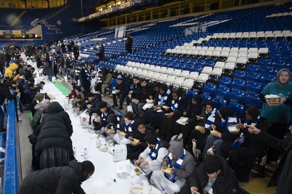Iftár a londoni Stamford Bridge stadionban. Forrás: Rasid Necati Aslim / ANADOLU AGENCY / Anadolu Agency via AFP