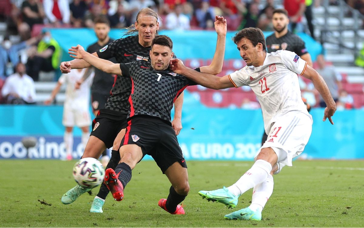 A spanyol Mikel Oyarzabal (j) gólt szerez a világméretű koronavírus-járvány miatt 2021-re halasztott a labdarúgó Európa-bajnokság nyolcaddöntőjének Horvátország - Spanyolország mérkőzésén Koppenhágában 2021. június 28-án.<br>Fotó: MTI/EPA/Friedemann Vogel