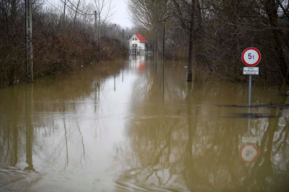 Tiszacsege, 2021. február 17. Az áradó Tisza miatt elöntött, az üdülőházakhoz vezető út Tiszacsegén 2021. február 17-én. <br>Fotó: MTI/Czeglédi Zsolt