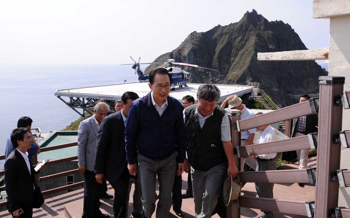 Ri Mjong Bak dél-koreai elnök diplomáciai vihart kavart látogatása a vitatott hovatartozású Takesima-szigeteken 2012. augusztus 10-én  (forrás: REPUBLIC OF KOREA OUT AFP PHOTO / DONG-A ILBODONG-A ILBO / AFP)