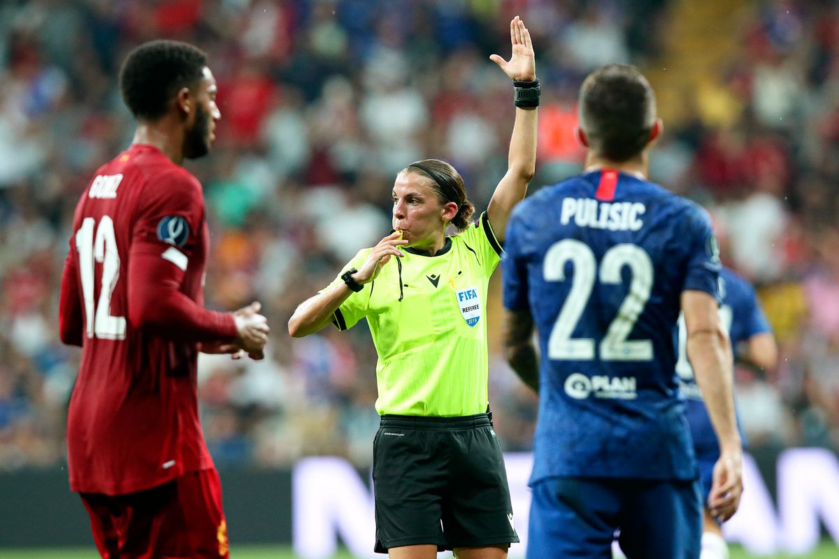 A képen: Stephanie Frappart francia játékvezető (k) a labdarúgó Európai Szuperkupa Liverpool - Chelsea döntő mérkőzésen az isztambuli Vodafone Parkban 2019. augusztus 14-én. A Liverpool csapata a 2-2-es döntetlent követően tizenegyesekkel 5-4-re győzött. MTI/EPA/Tolga Bozoglu