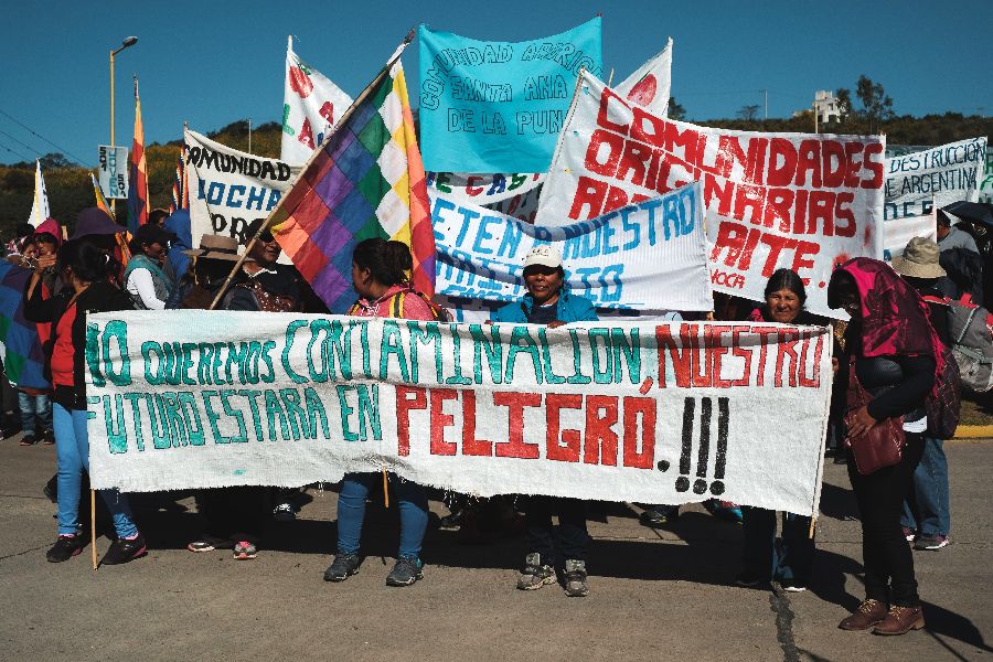 Lítiumbányászat ellen tüntető indiánok az argentínai Salinas Grandes térségében <br> Fotó: Shutterstock