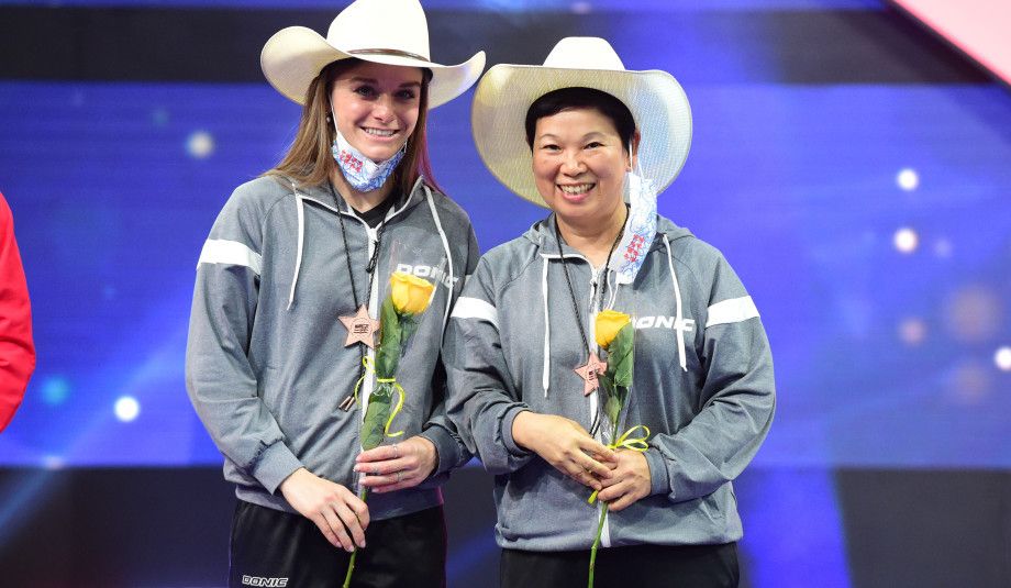Az 58 esztendős Ni Xialian (jobbra) és a 29 éves Sarah de Nutte (balra) alkotta luxemburgi páros bronzérmet nyert a houstoni asztalitenisz-világbajnokságon. FLTT (Luxemburgi Asztalitenisz-szövetség)