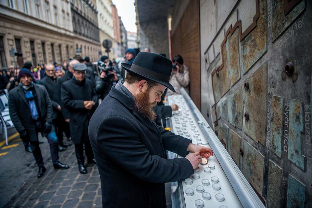 Köves Slomó mécsest gyújt  a budapesti gettó felszabadulásának 75. évfordulója alkalmából tartott megemlékezésen az egykori gettó emlékfalánál, a VII. kerületi Dohány utcában 2020 januárjában. <br> Fotó: MTI / Balogh Zoltán