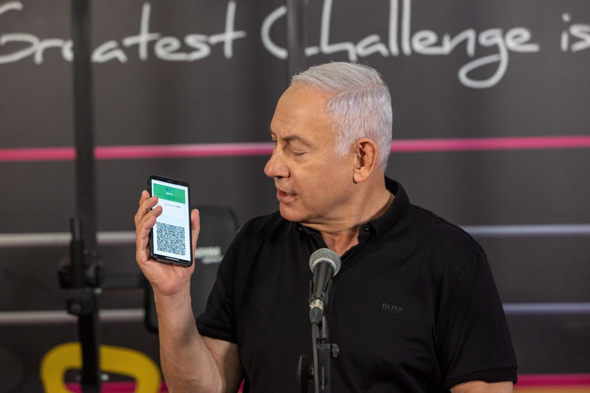 Benjamin Netanjahu izraeli miniszterelnök bemutatja a védettséget igazoló digitális kártyát egy fitneszteremben 2021. 02. 21-én. (MTI/EPA/Jediót Ahronót/Pool/Tal Sahar)