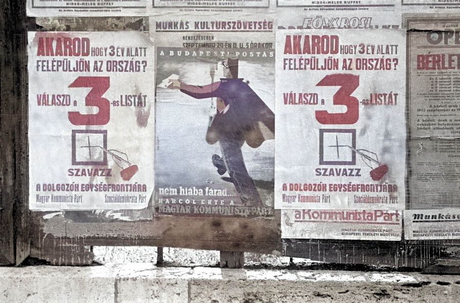 Budapest, 1945. október 6. A Magyar Kommunista Párt és a Szociáldemokrata Párt választási plakátjai a fővárosban. <br> Fotó: MTi / MAFIRT