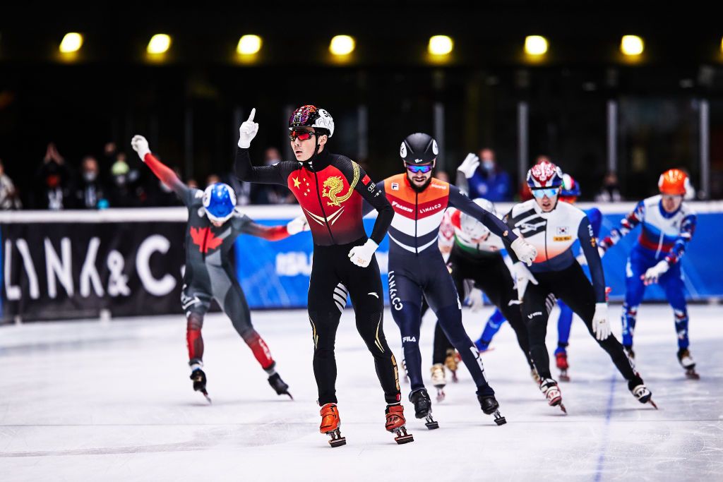 A kínai Zsen Ce-vej nyerte meg a férfi 1500 méteres versenyt a rövid pályás gyorkorcsolya-világkupa utolsó állomásán, Dordrechtben. A háttérben a negyedik helyezett Liu Shaolin Sándor érkezik a célba. Facebook/ISUShortTrackSpeedSkating
