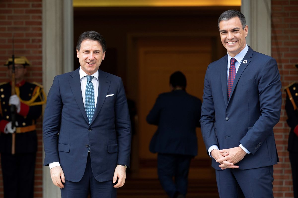 Öröm a háznál: Giuseppe Conte (b) és Pedro Sánchez is nagyot nyerhet a helyreállítási alappal. (Fotó: MTI/EPA/EFE/Chema Moya)