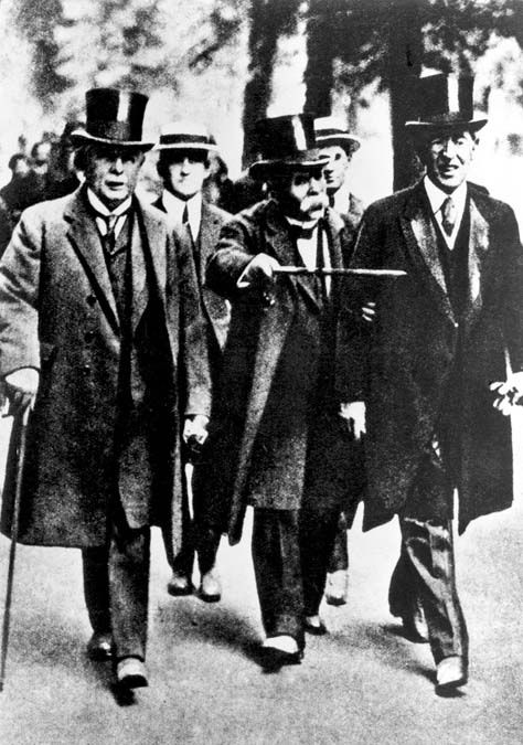 Lloyd George, Clemenceau és Wilson 1919. május 7-én  a versailles-i Nagy-Trianon-palota felé tartanak, ahol ezen a napon  kezdték meg a békeszerződés tárgyalását.<br>Fotó: MTI 