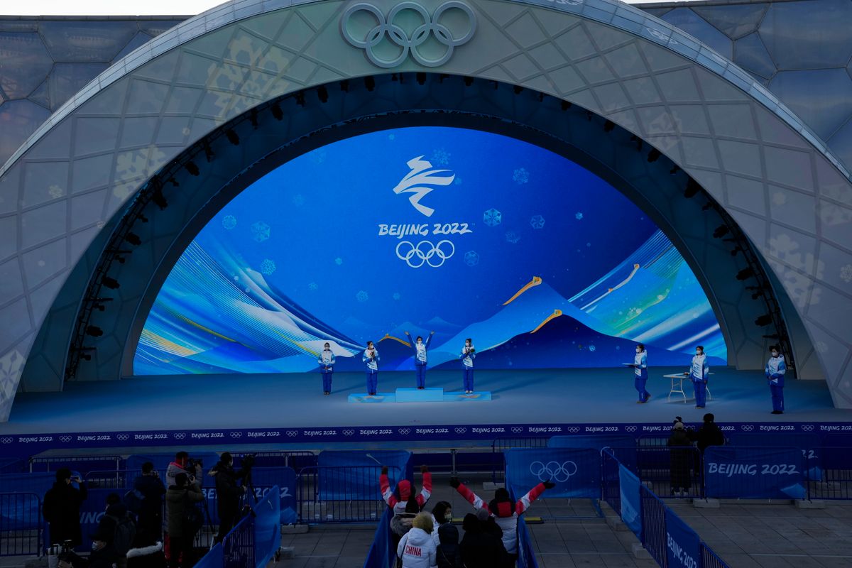 Dolgozók a 2022-es pekingi téli olimpia díjkiosztójának próbáján egy erre a célra tervezett ideiglenes épületben Pekingben 2022. január 3-án. Fotó: MTI/AP