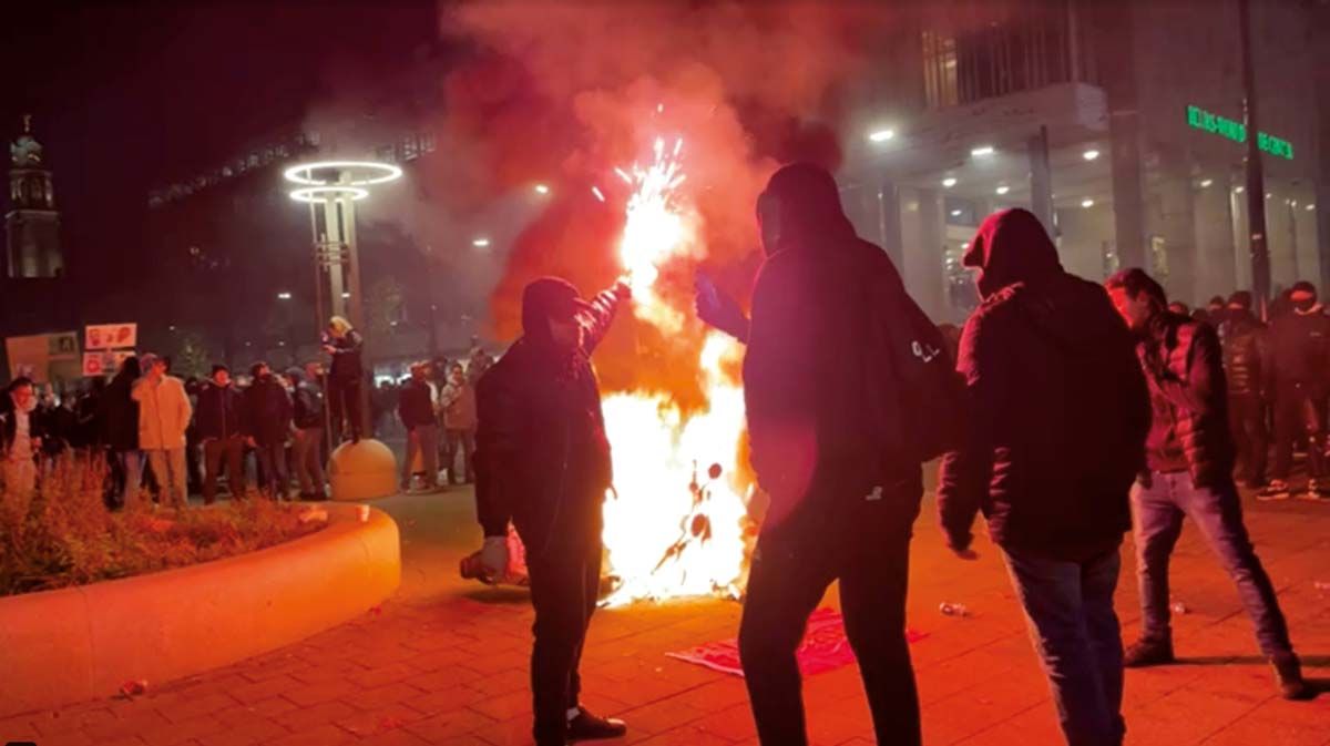 Hollandiában heves tiltakozások robbantak ki a korlátozások miatt, az emberek gyújtogattak, a rendőrség a tömegbe lőtt <br> Fotó: Reuters Marketplace